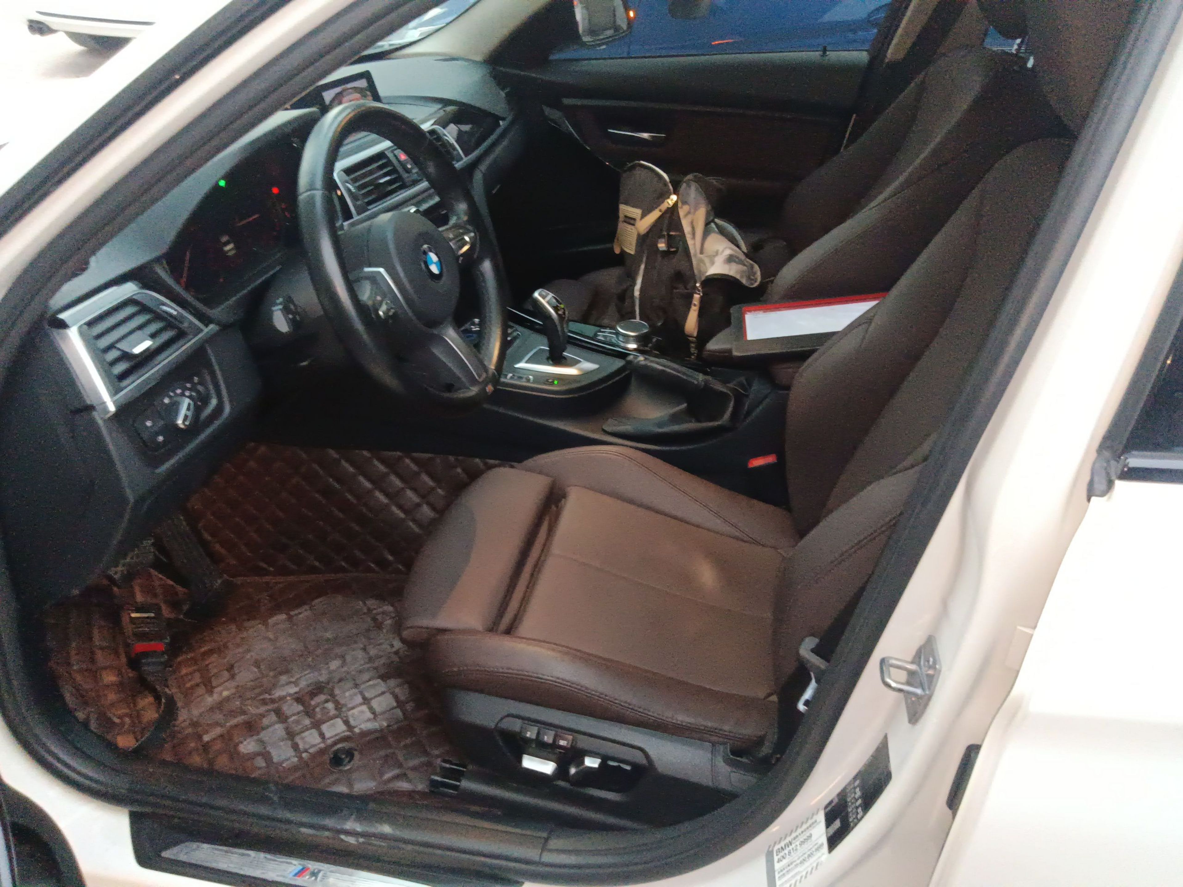 Переднее сиденье в автомобиле