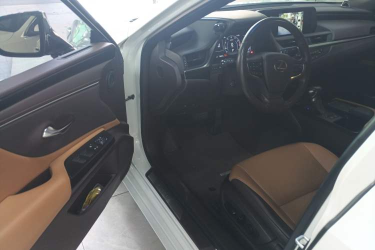 Used Lexus ES 2018 260 Excellence Edition China V Standard
