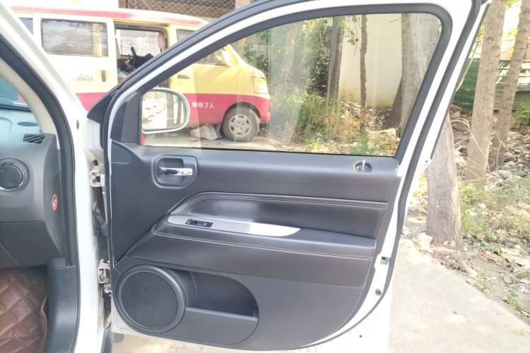 Used  Compass 2015 2.0L Two-Wheel Drive Luxury Edition