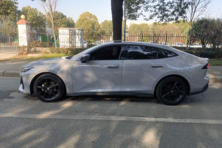 Used Changan UNI-V 2022 1.5T Prestige Version
