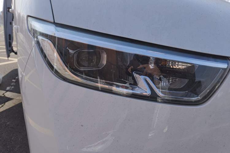 Used Wuling Yangguang 2024 300KM Comfort Version Passenger Van 75kW