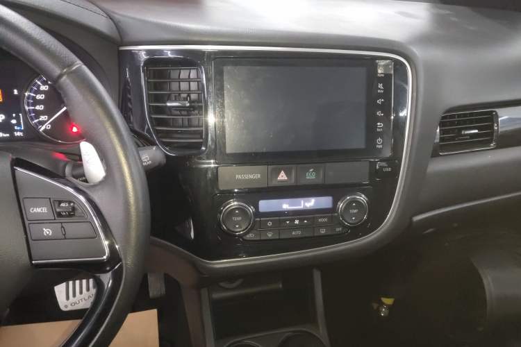 Used Mitsubishi Outlander 2016 2.4L 4x4 Luxury Edition 7-Seater