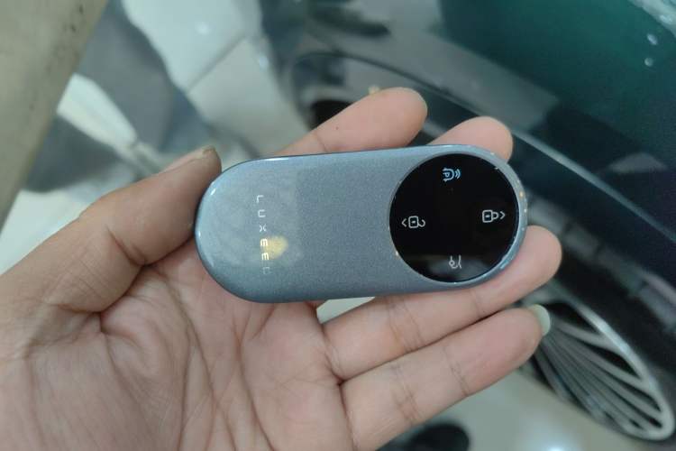 Used Hima AITO M8 2025 Extended-Range Ultra Version 53.4 kWh 6-Seater Edition
