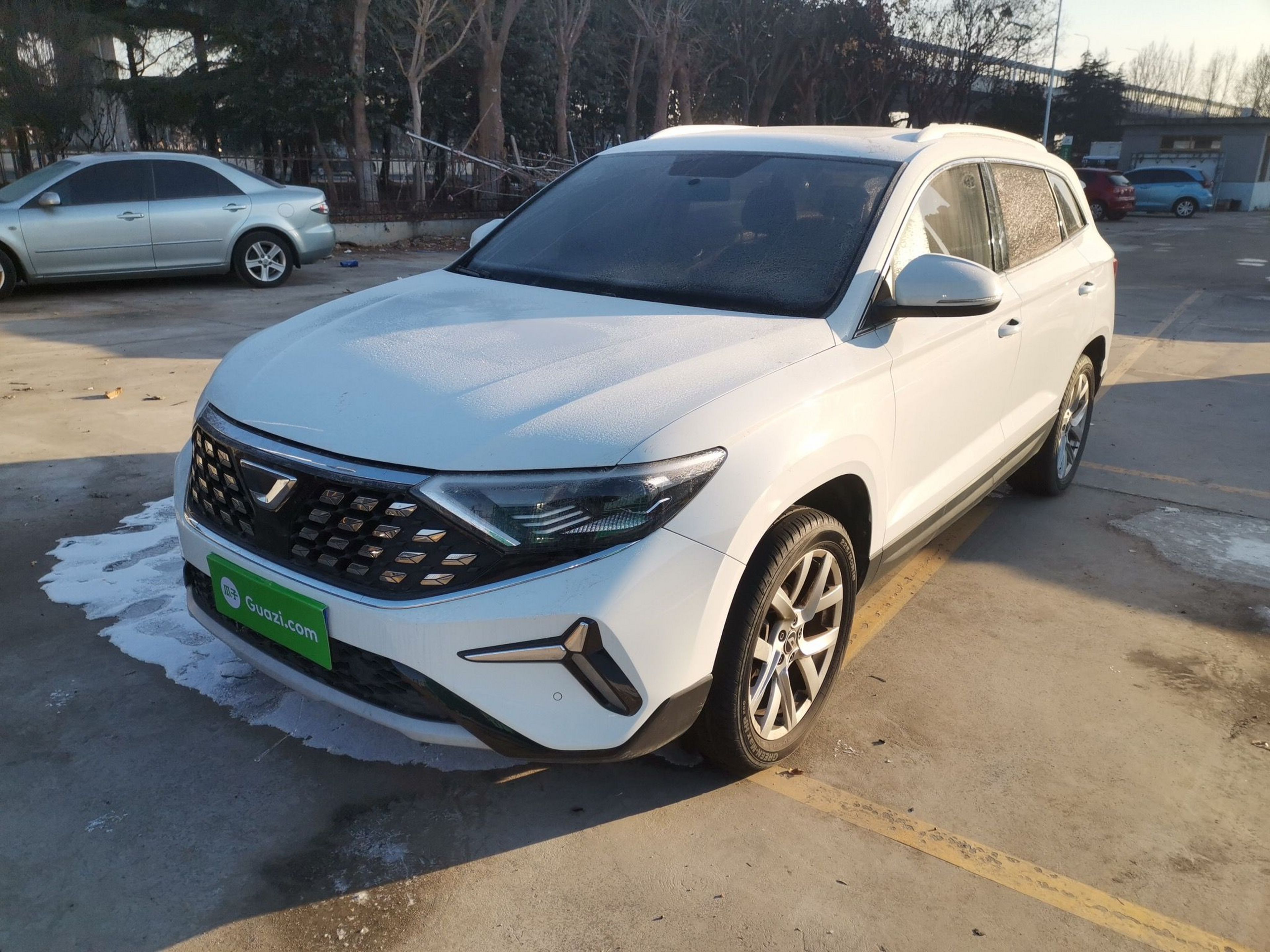 تحت مقدمة السيارة