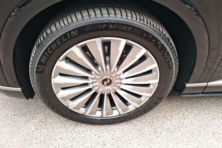 Used ONVO Luxeed L90 2025 Model—Max Six-Seater Version
