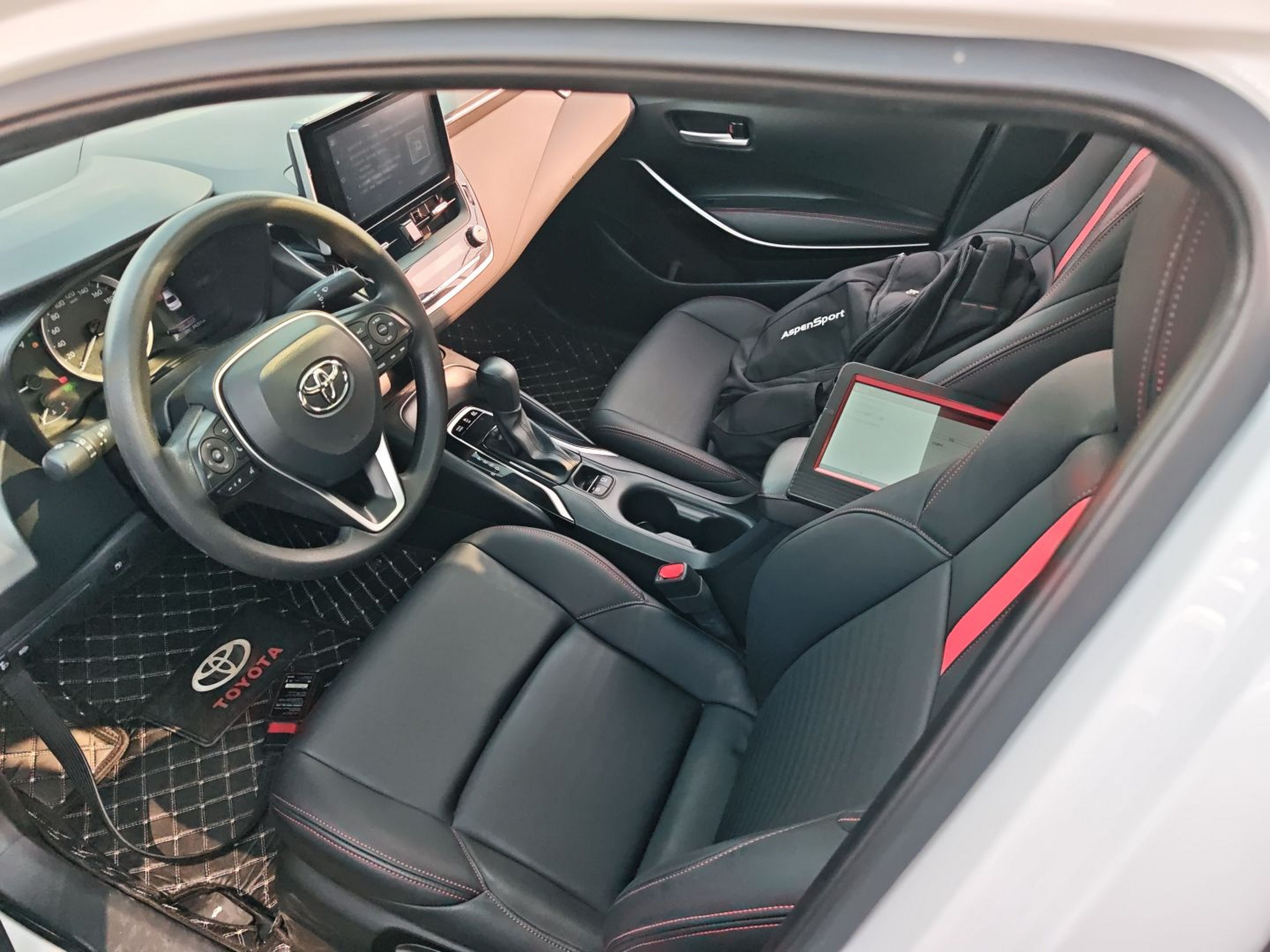 Переднее сиденье в автомобиле