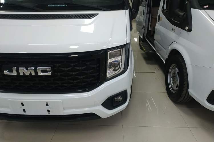 Used JMC Fushun 2023 2.0T Manual Short-Wheelbase Mid-Height Commercial Multi-Purpose 5-Seater Passenger Vehicle
