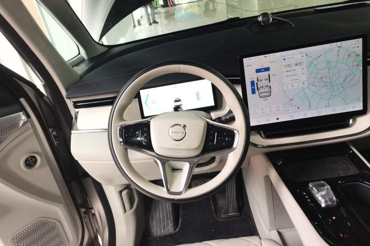 Used Volvo EM90 2025 Ultra Six-Seater
