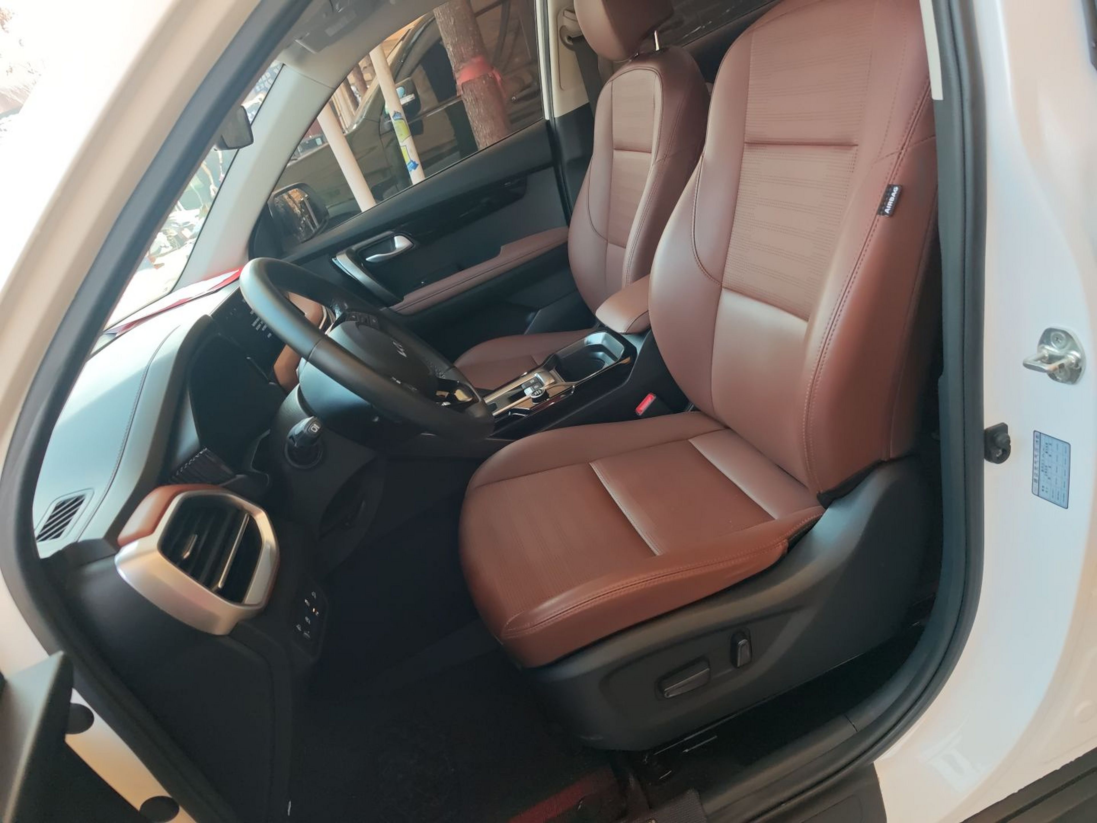 المقاعد الأمامية داخل السيارة