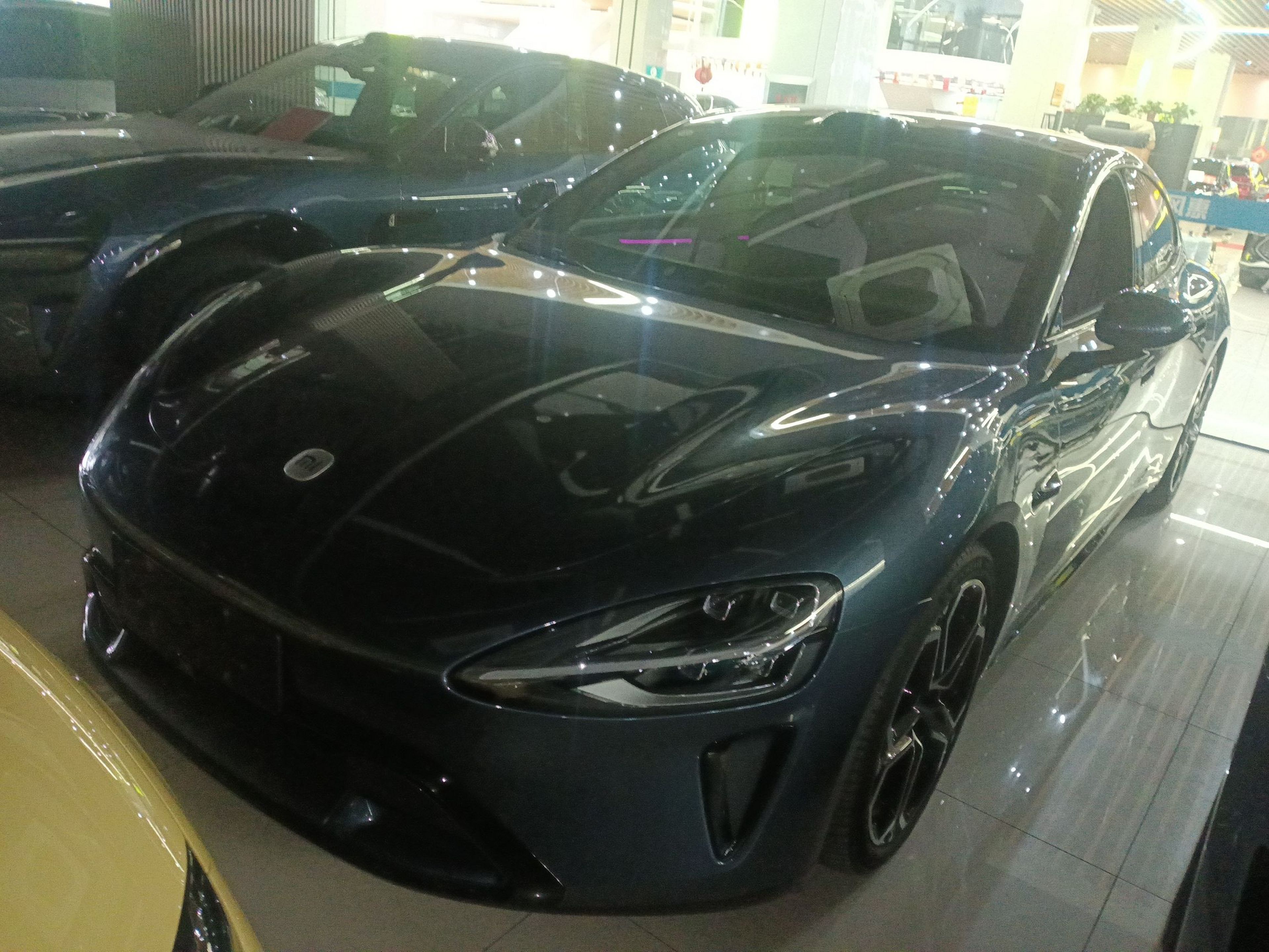 تحت مقدمة السيارة