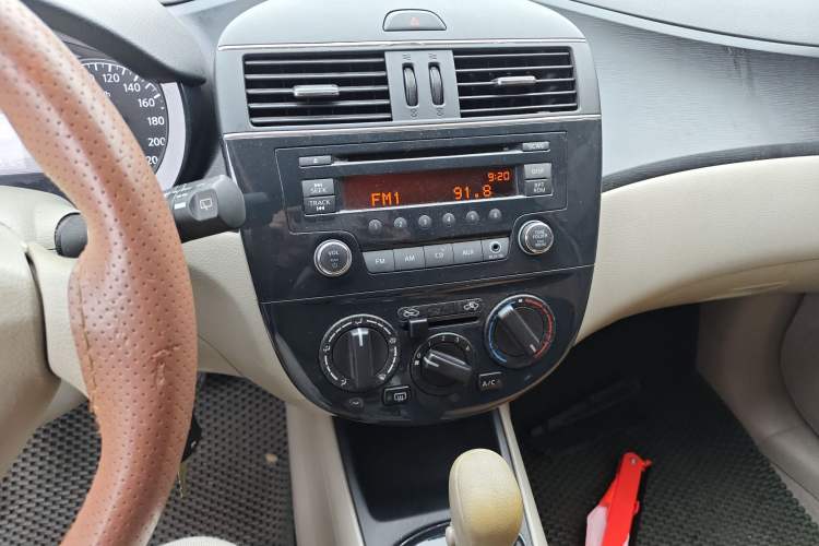 Used Nissan Tiida 2013 1.6L CVT Cool Cafe Edition
