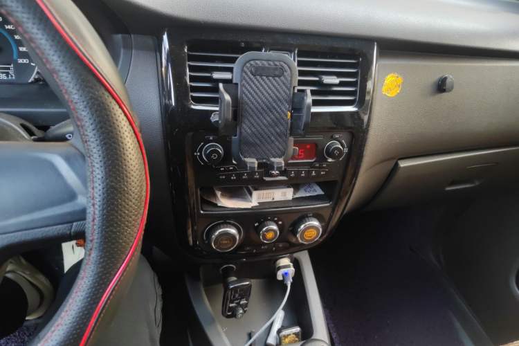 Used Wuling Rongguang V 2015 1.5L Standard Version
