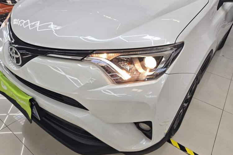 Used Toyota RAV4 2016 2.0L CVT Two-Wheel Drive Fashion Edition China V Standard
