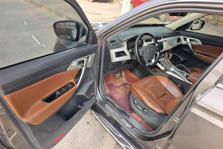 Used Geely Auto Emgrand X7 Sport 2018 1.8TD Automatic Two-Wheel Drive ZhiZun Model with 4G Connectivity
