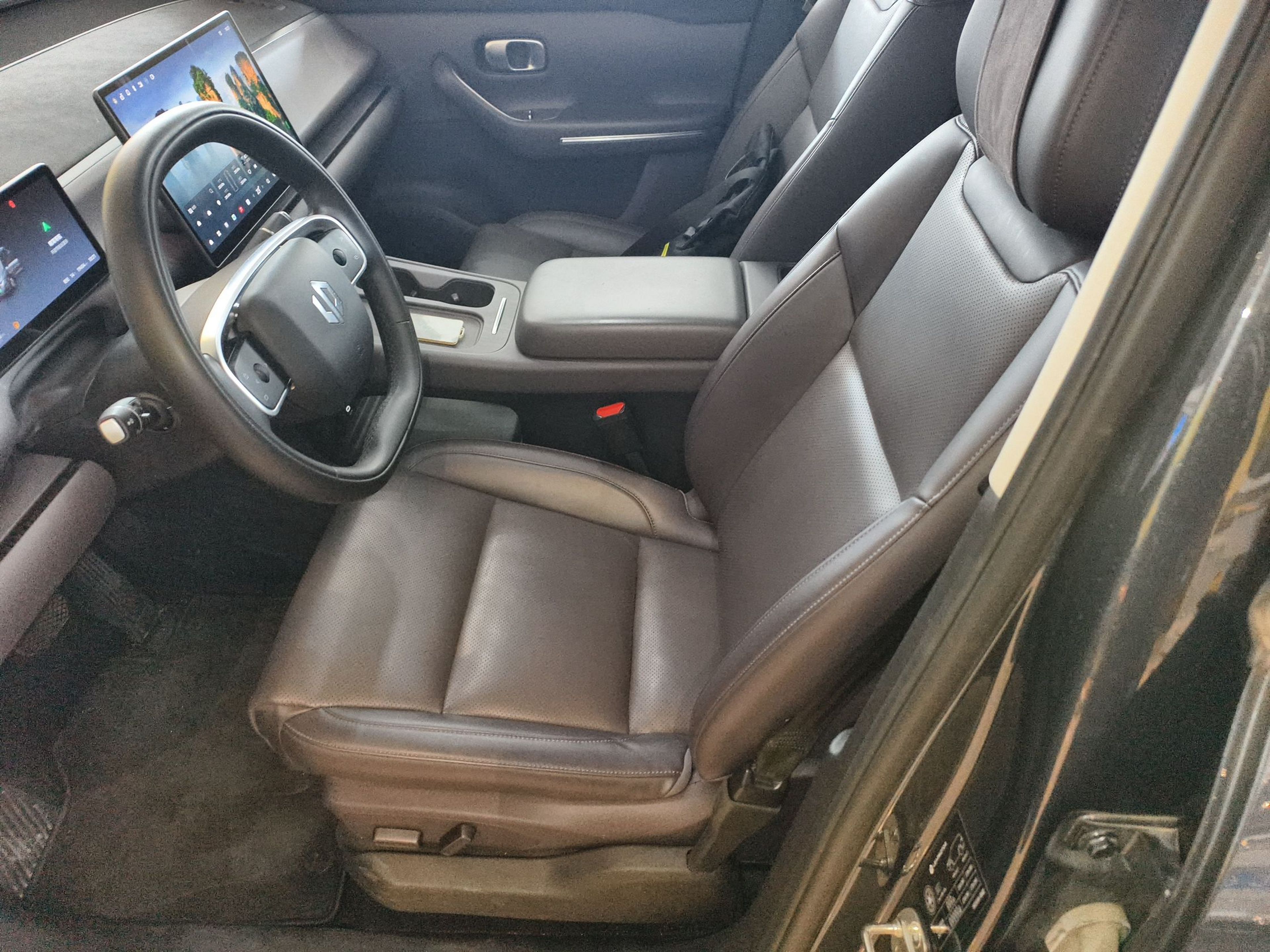 المقاعد الأمامية داخل السيارة