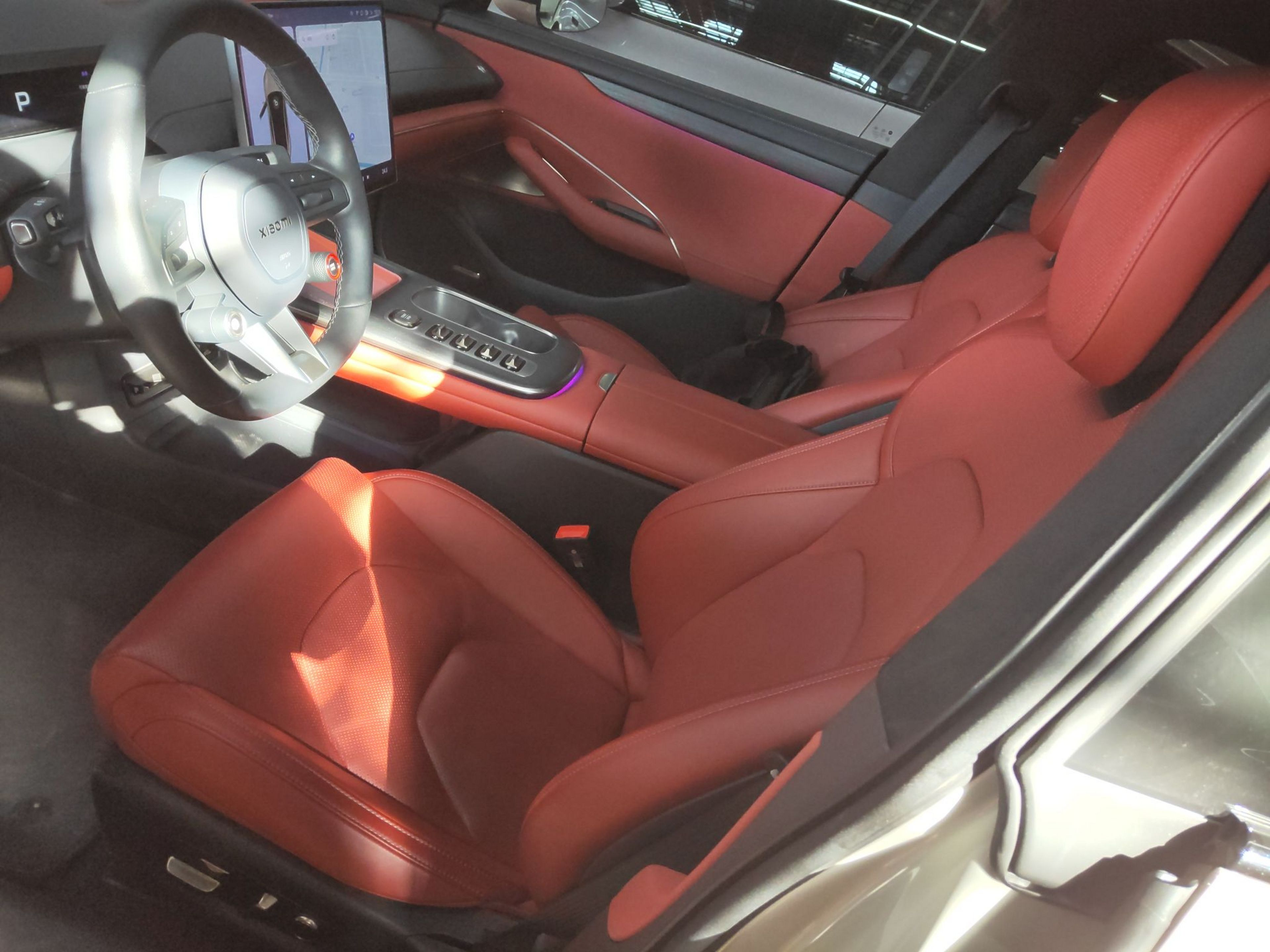 المقاعد الأمامية داخل السيارة