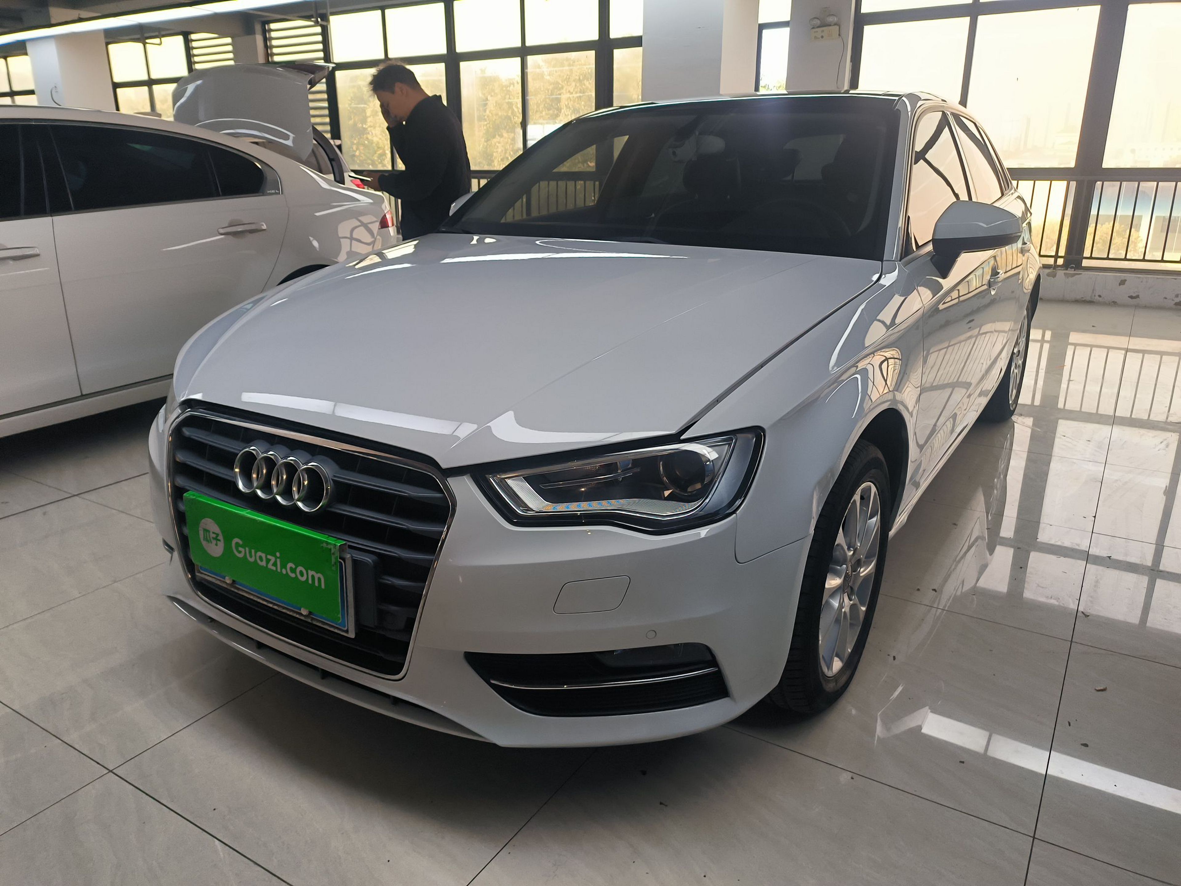 Под передней частью автомобиля