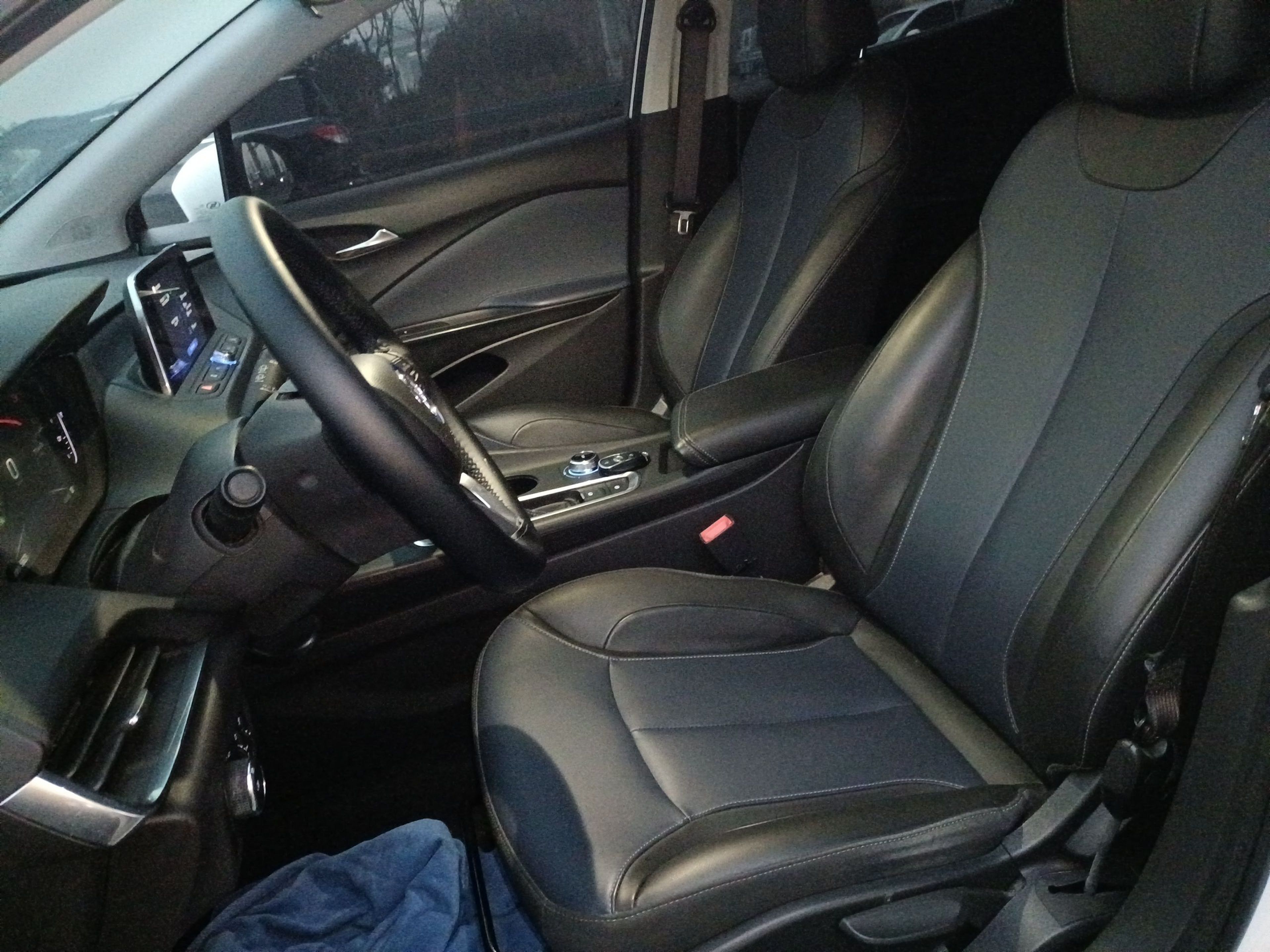 Переднее сиденье в автомобиле