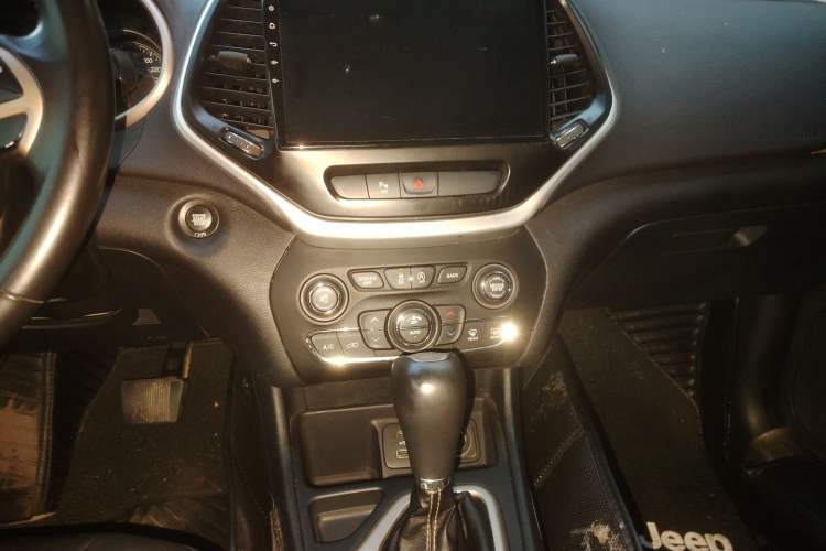 Used  Cherokee 2017 2.4L Leading Edition
