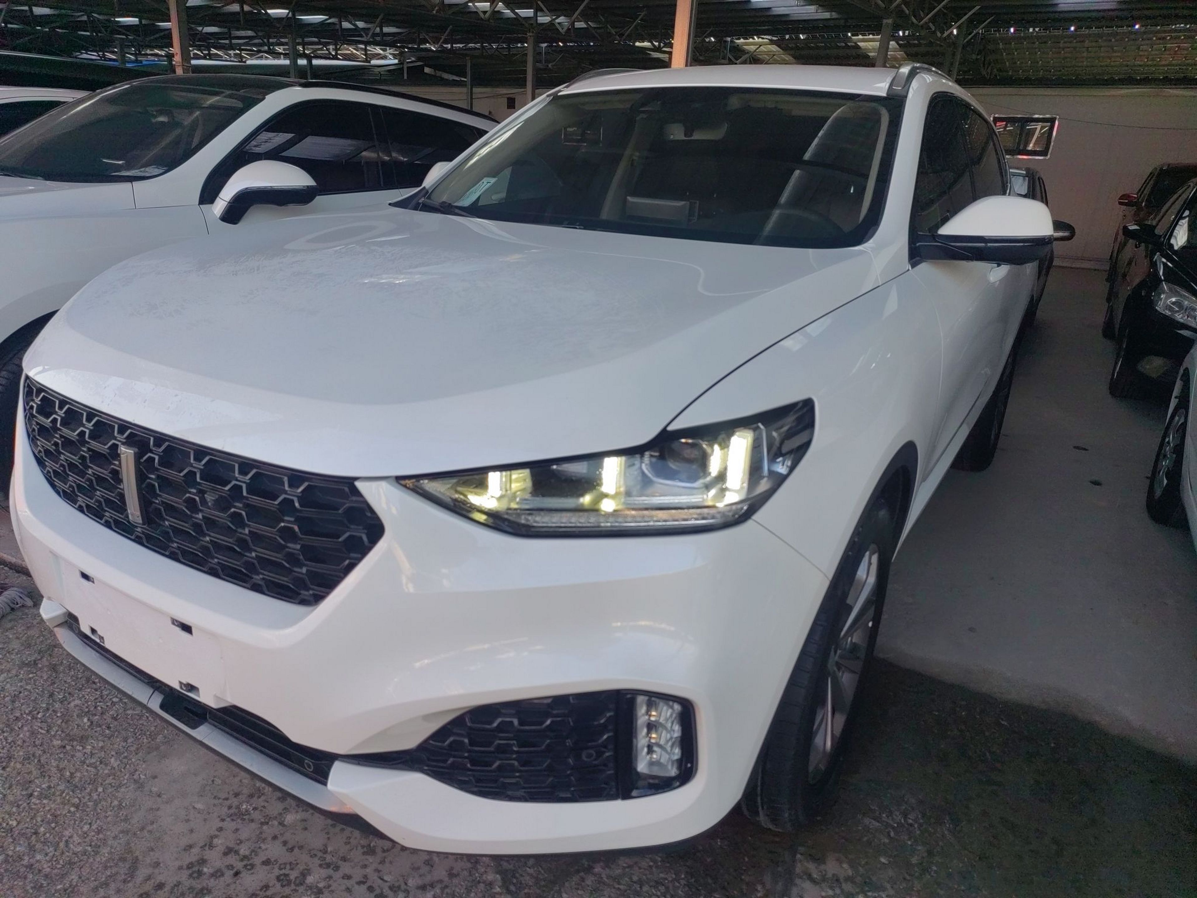 Под передней частью автомобиля