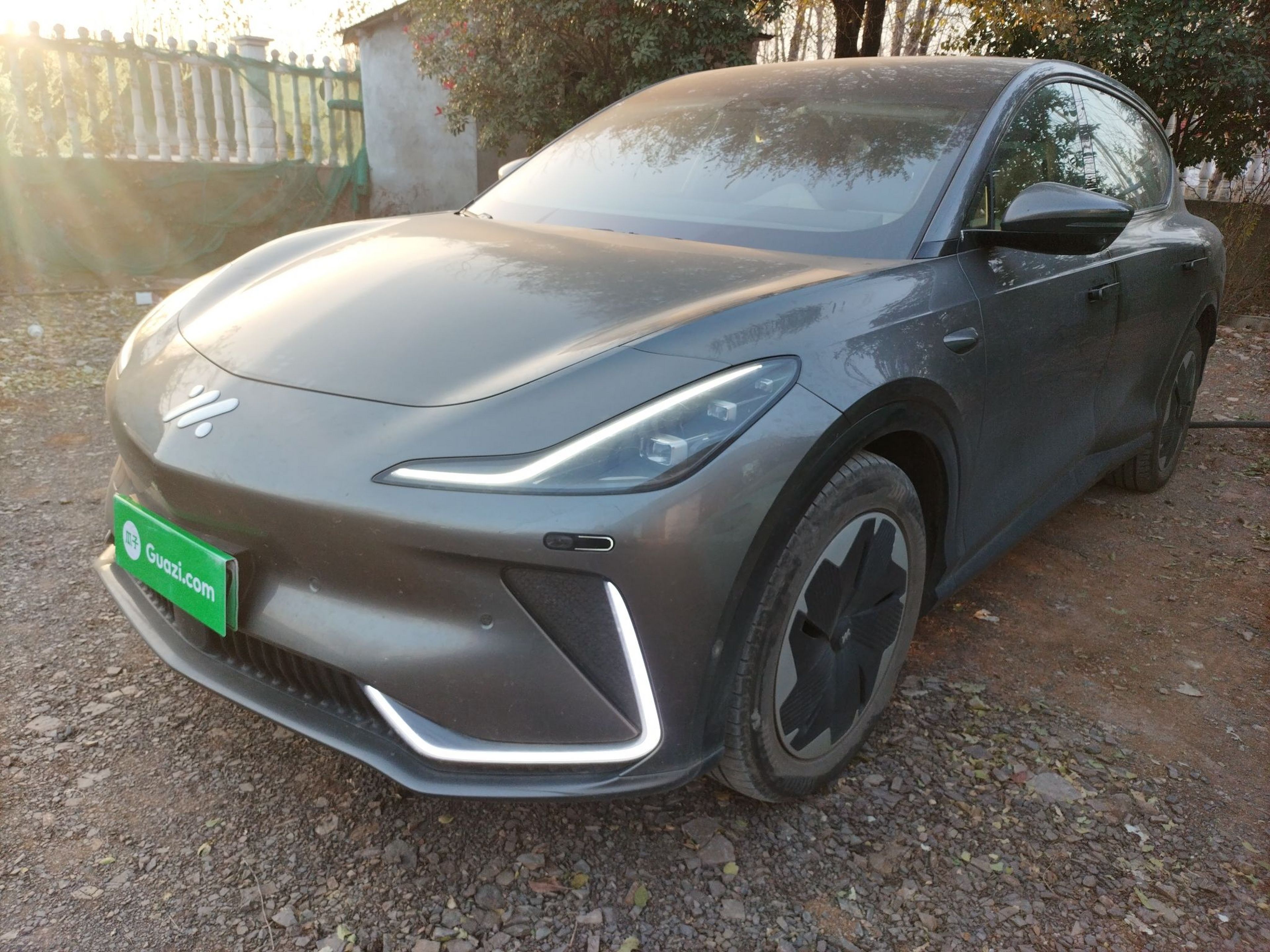 Под передней частью автомобиля