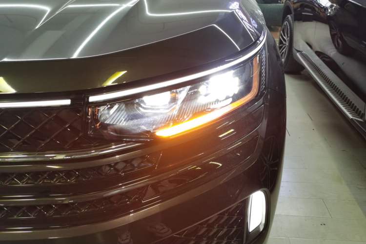 Used Volkswagen Tavendor 2024 Facelifted 380TSI All-Wheel Drive R-Line Cruise Premium Edition