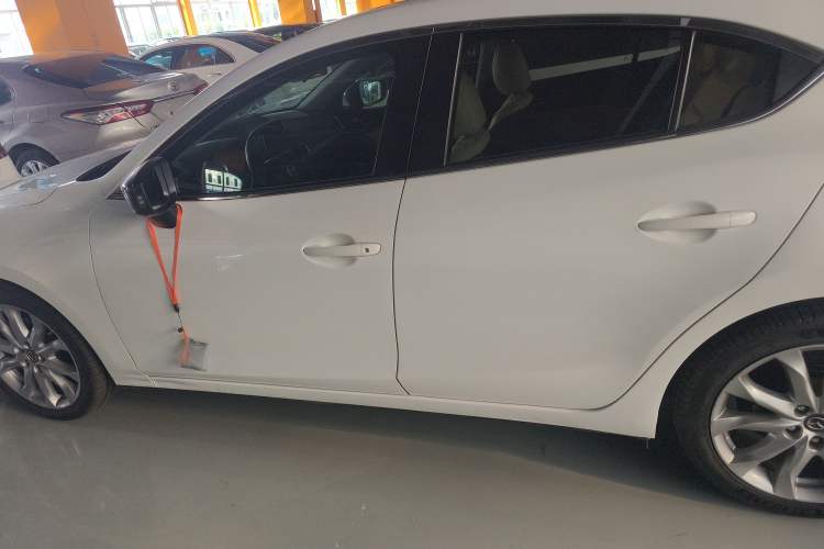 Used Mazda Mazda 3 Axela 2014 Sedan 2.0L Automatic Sport Model
