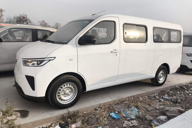 Used Wuling Yangguang 2024 300KM Comfort Version Passenger Van 75kW
