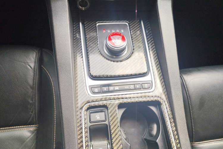 Used Jaguar F-PACE 2018 2.0T Two-Wheel Drive Urban Deluxe Edition
