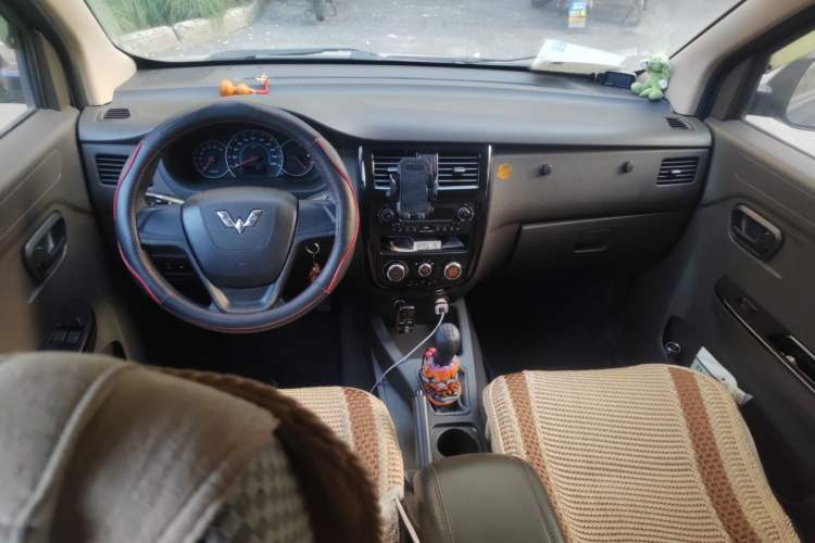 Used Wuling Rongguang V 2015 1.5L Standard Version
