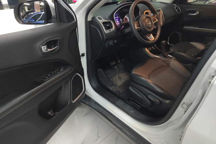 Used  Compass 2019 220T Automatic Enjoyment Version
