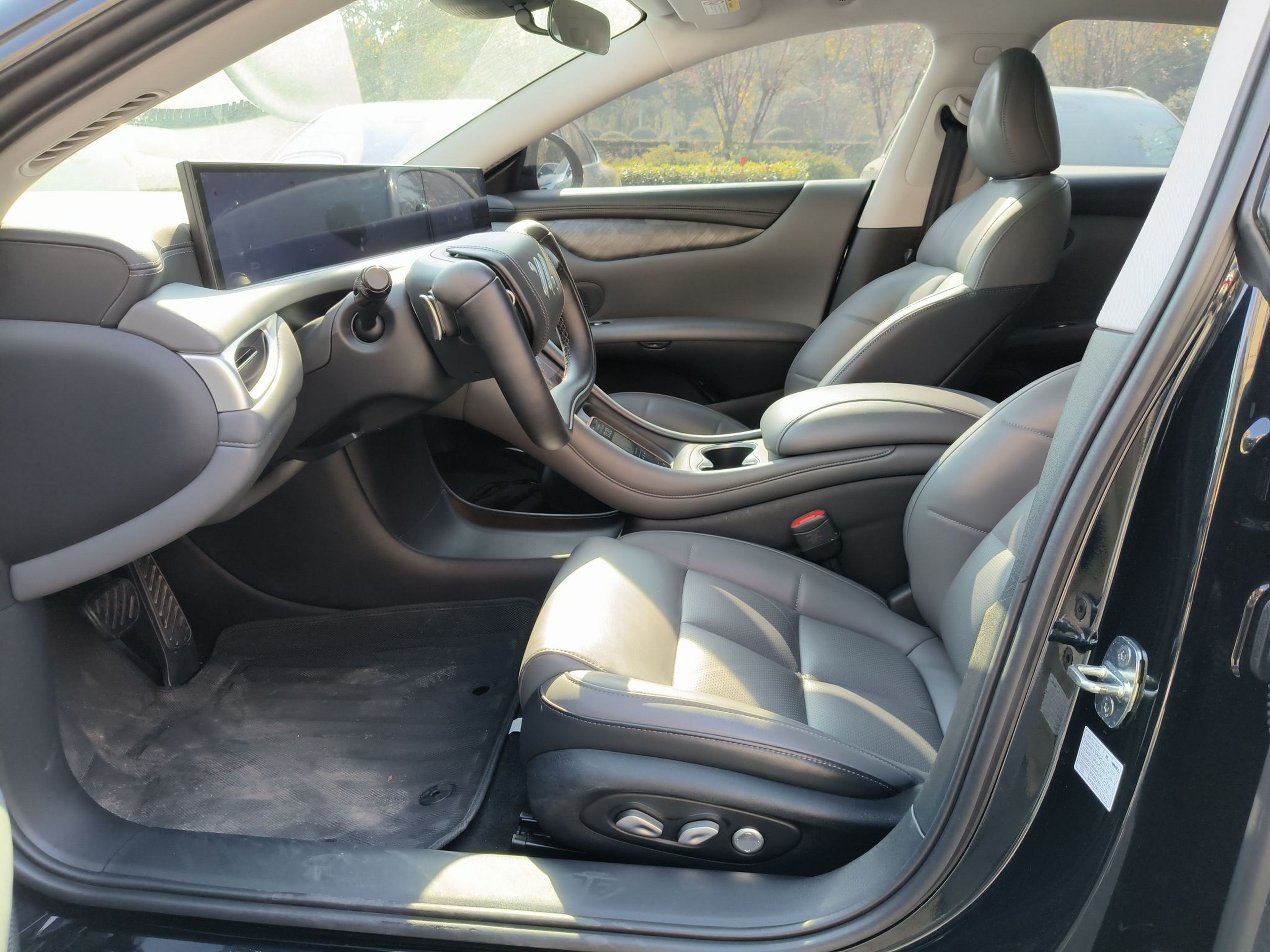 Переднее сиденье в автомобиле