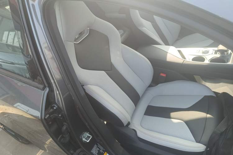 Used Changan UNI-V iDD 2024 Blue Whale Smart Electric iDD 136km ZhiKu Model
