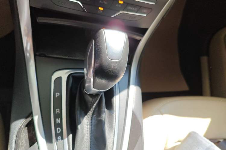 Used Ford Edge 2015 2.0T GTDi Two-Wheel-Drive High-Line Version
