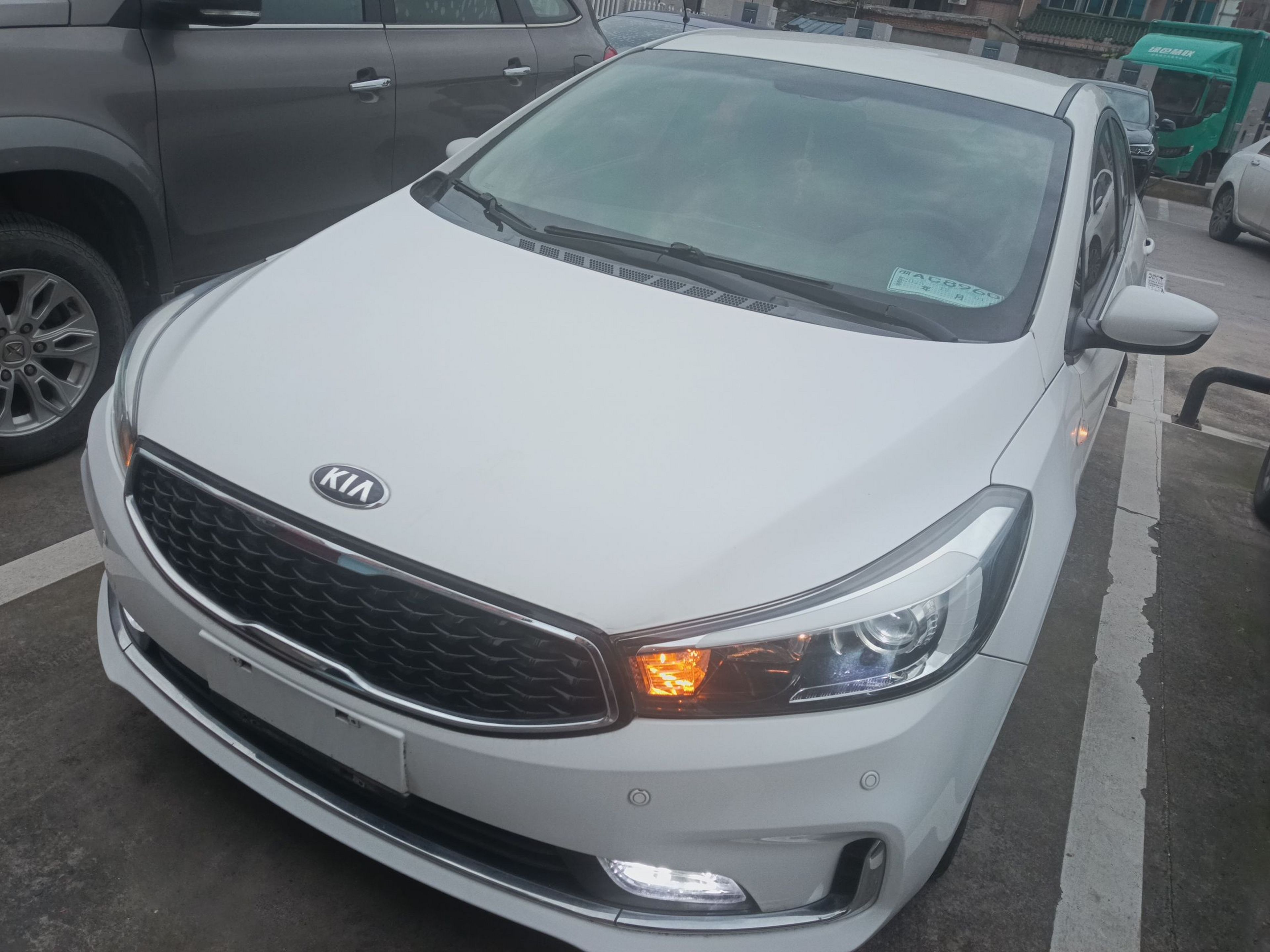 تحت مقدمة السيارة