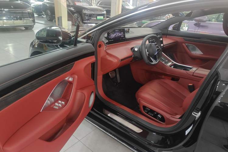 Used Hima Luxeed S7 2025 855 km Max
