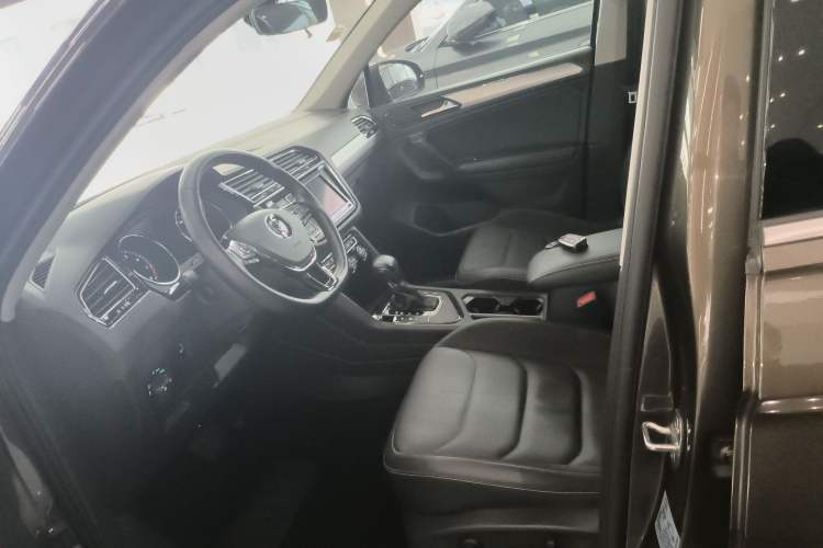 Used Volkswagen Tiguan L 2019 330TSI Automatic Two-Wheel Drive Smart Luxury Version China V Emission Standard
