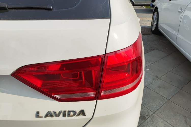 Used Volkswagen Gran Lavida 2013 1.6L Automatic Fashion Model
