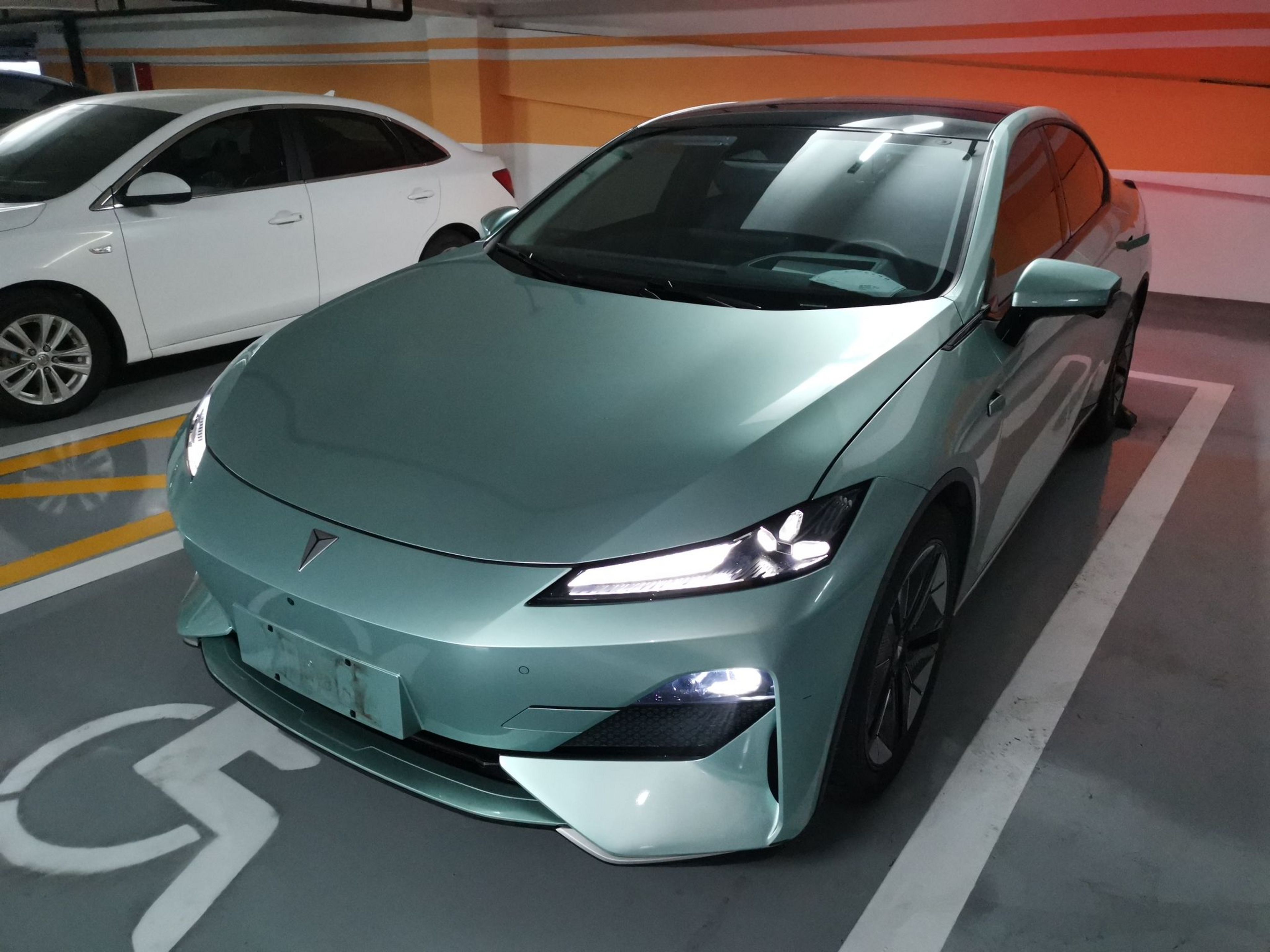 تحت مقدمة السيارة