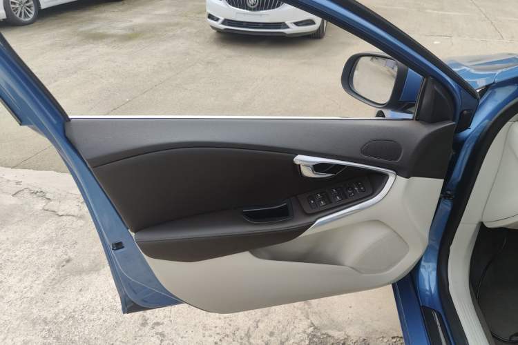 Used Volvo V40 2016 T3 Zhiyi Edition
