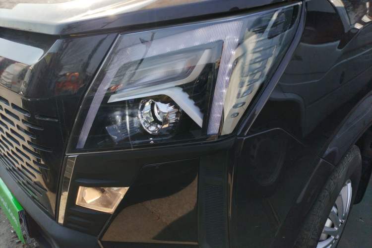 Used  Yufeng 2023 V9+ 2.0T Automatic Front-Wheel-Drive Short Wheelbase Mid-Roof Design—5/6-Seater
