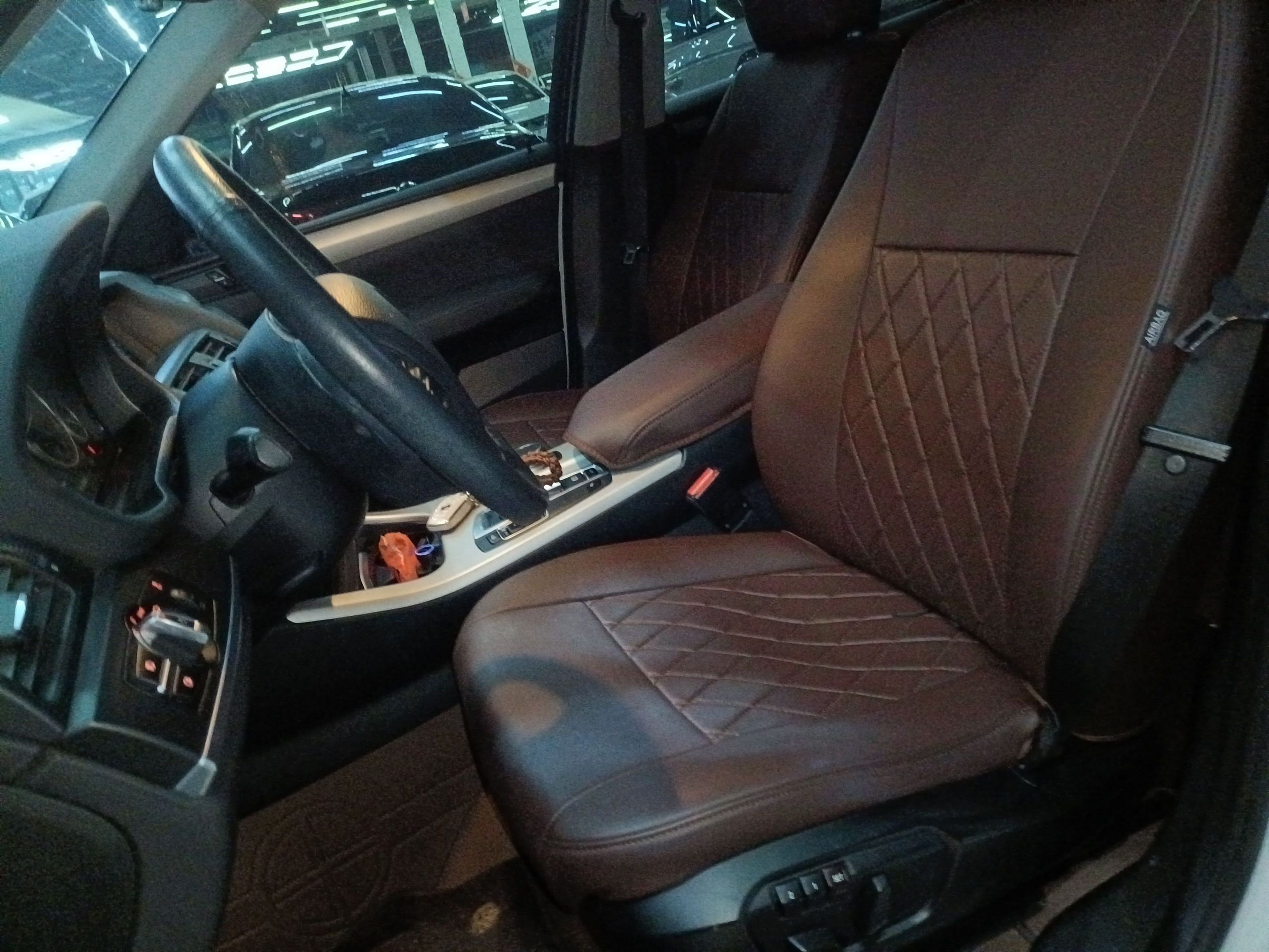 المقاعد الأمامية داخل السيارة