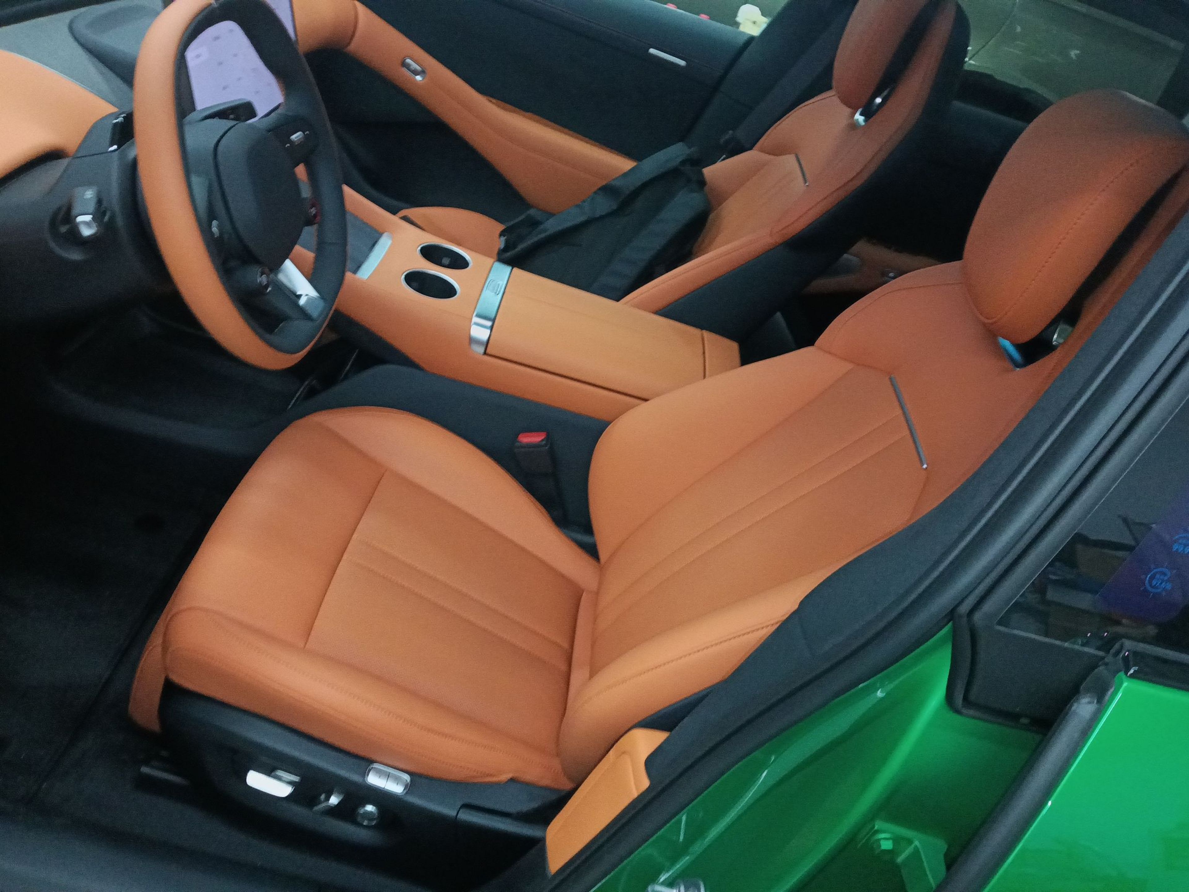 المقاعد الأمامية داخل السيارة