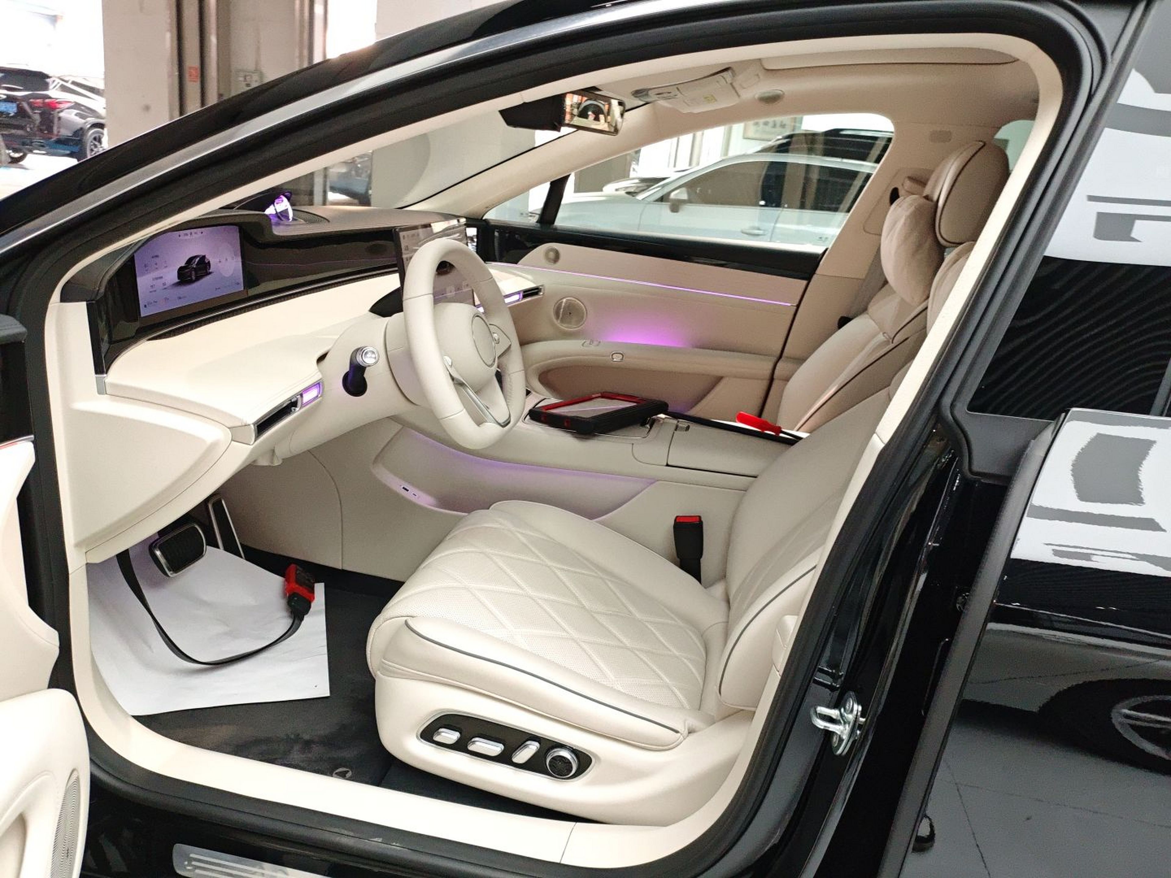 المقاعد الأمامية داخل السيارة