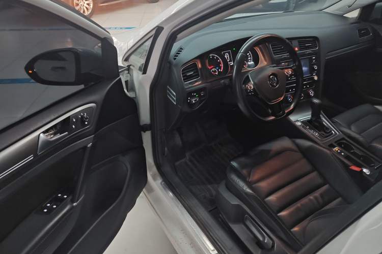 Used Volkswagen Golf 2016 230TSI Automatic Luxury Version
