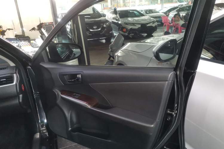 Used Toyota Camry 2016 2.0G 10th Anniversary Leading Edition
