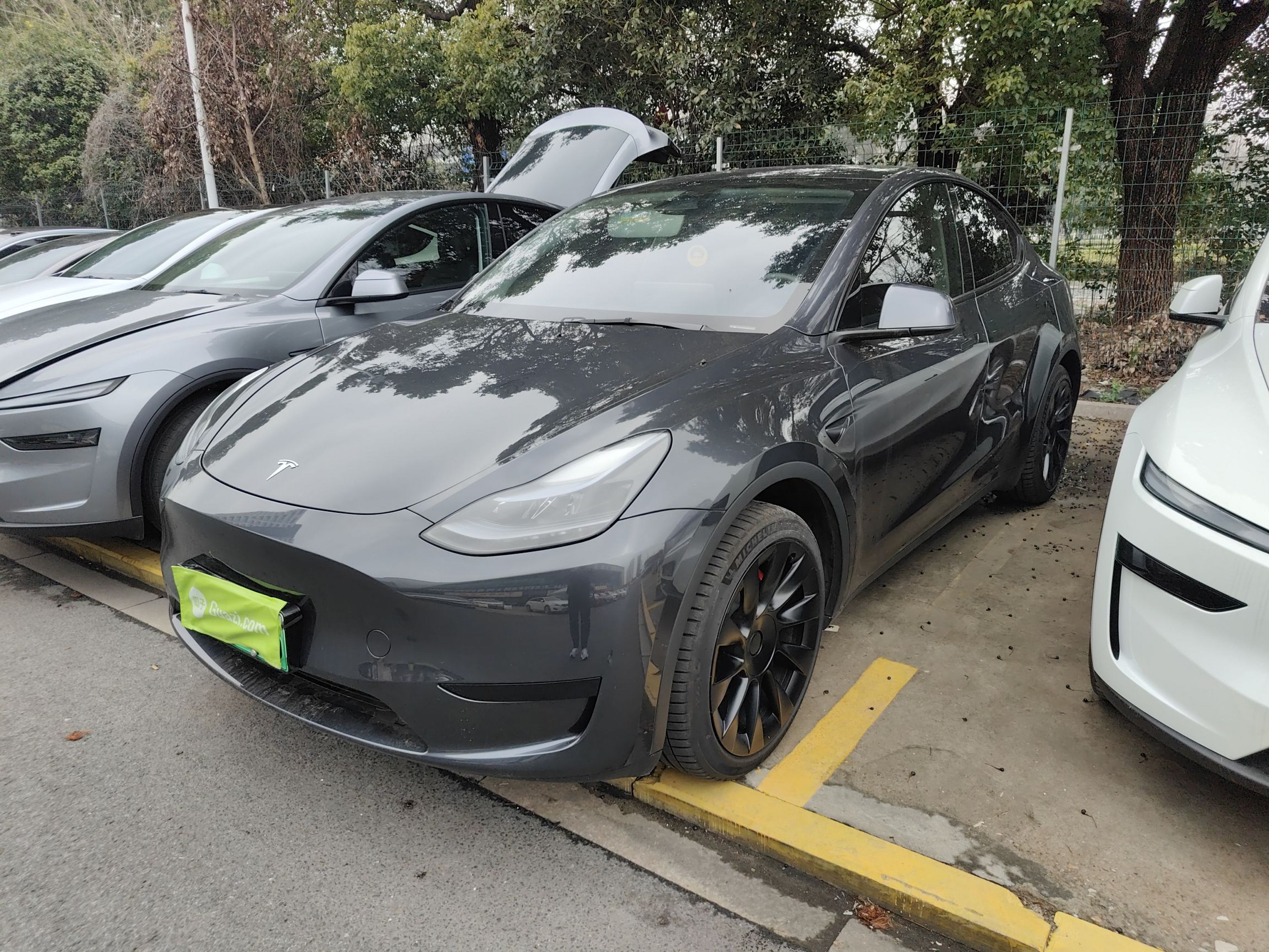 Под передней частью автомобиля