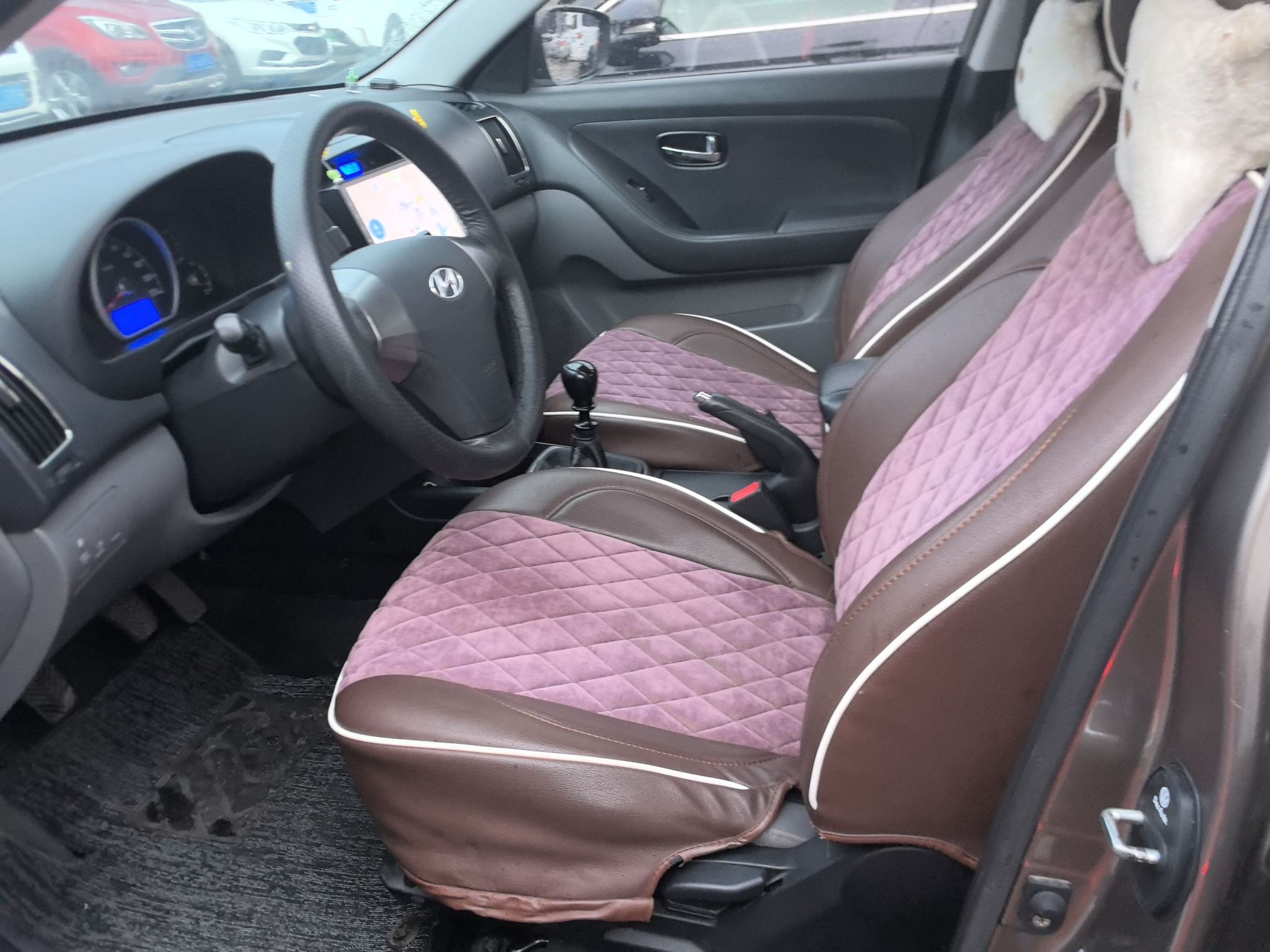 المقاعد الأمامية داخل السيارة