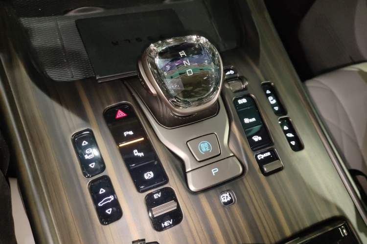 Used Denza D9 2022 DM-i 1040 Prestige Model