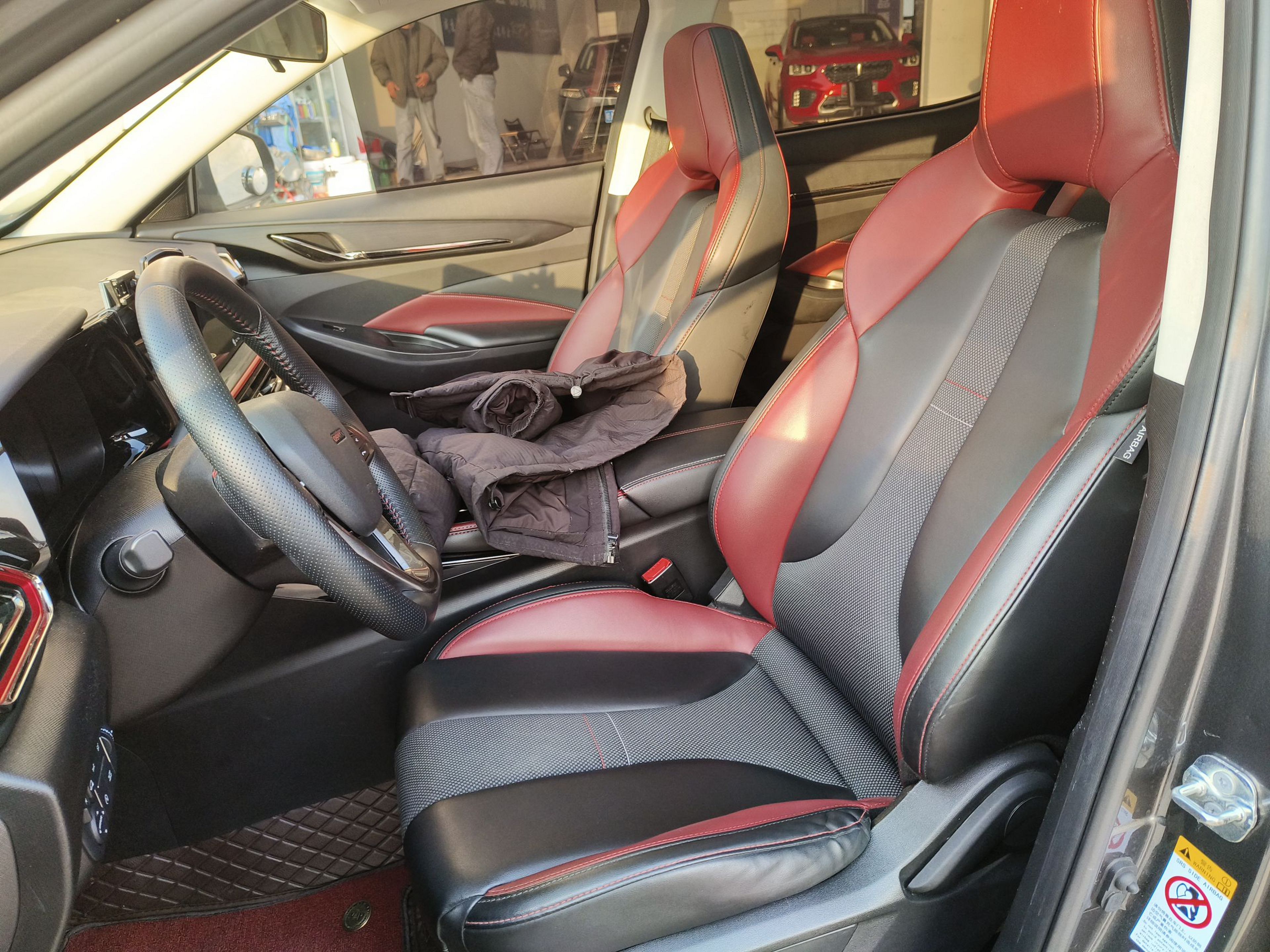 المقاعد الأمامية داخل السيارة